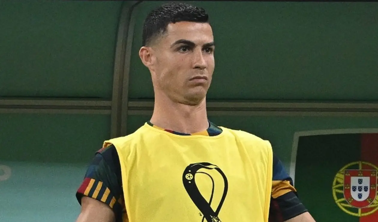 Cristiano Ronaldo siendo suplente de Portugal ante Suiza en el Mundial Qatar 2022