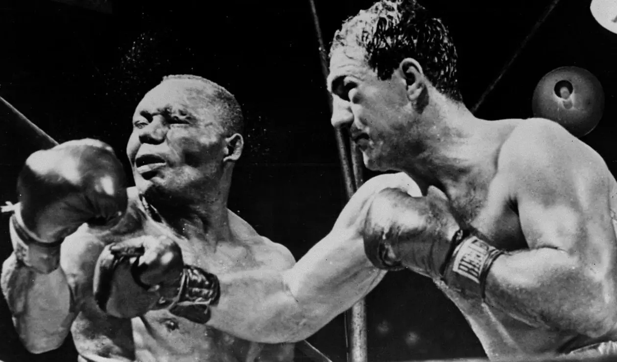 3. Rocky Marciano (Rocco Francis Marchegiano). Nació el 1 de septiembre de 1923 en Brockton, Massachusetts (EE.UU.). Se retiró el 27 de abril de 1956. Falleció el 31 de agosto de 1969.Tiene un récord de 49 victorias (43 nocauts), 0 derrotas. Realizó doce defensas.
