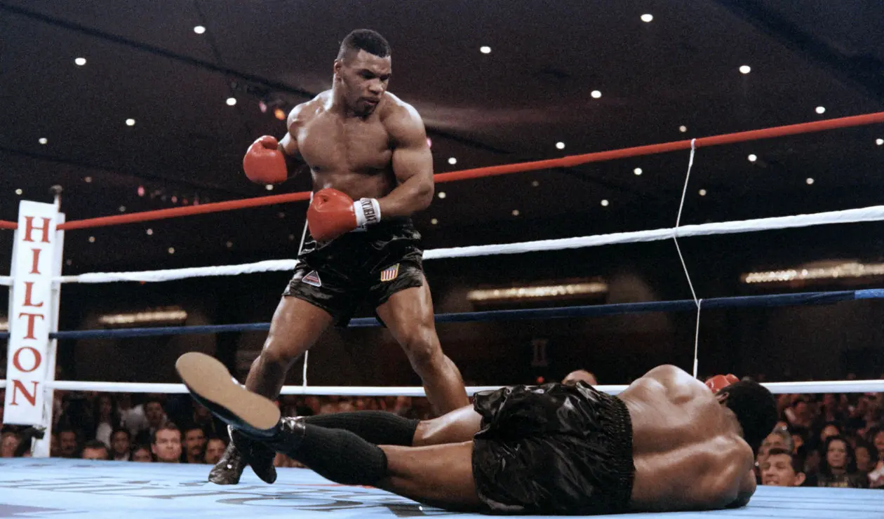 4. Mike Tyson. Nació el 30 de junio de 1966 en Brownsville, Nueva York (EE.UU.). Se retiró el 11 de junio de 2005. Tiene un récord de 50 victorias (44 nocauts), seis derrotas – dos combates nulos. Realizó nueve defensas.
