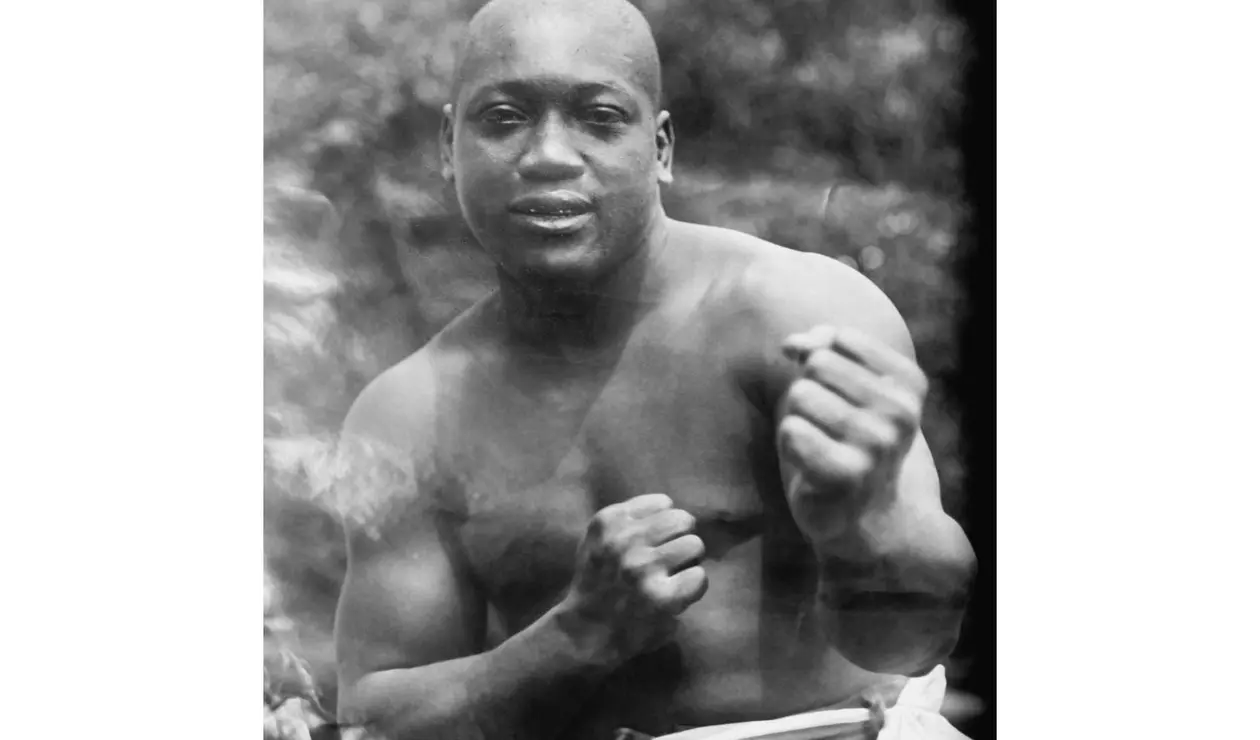 5. Jack Johnson. Nació el 31 de marzo de 1878 en Galveston, Texas (EE.UU.). Se retiró el 27 de noviembre de 1945. Falleció el 10 de junio de 1946. Tiene un récord de 73 victorias (40 nocauts), trece derrotas y diez empates – cinco combates nulos. Realizó trece defensas bajo registro oficial.