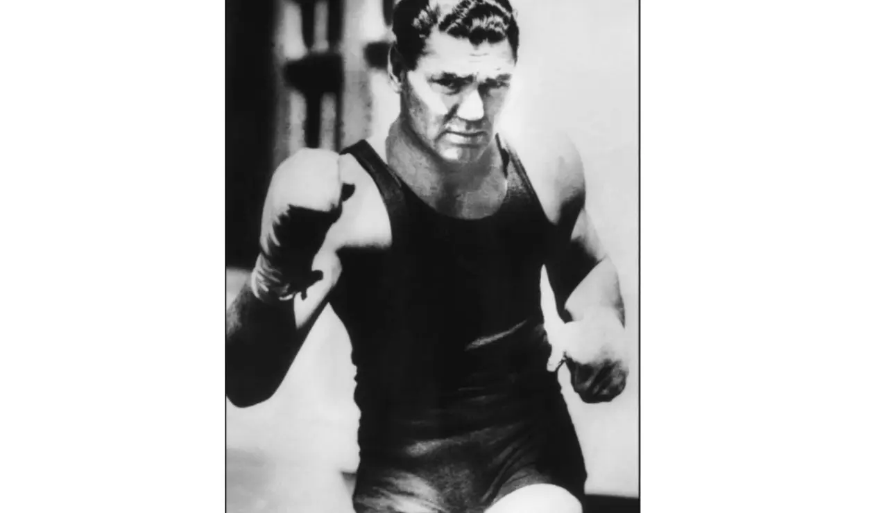 6. Jack Dempsey. Nació el 24 de junio de 1895 en Manassa, Colorado (EE.UU.). Se retiró el 22 de septiembre de 1927. Falleció el 31 de mayo de 1983. Tiene un récord de 54 victorias (44 nocauts), seis derrotas y nueve empates. Realizó cinco defensas.