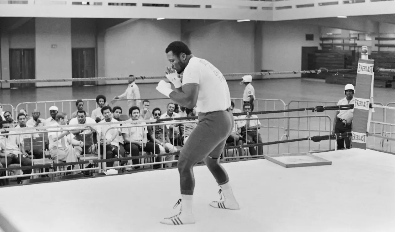 8. Joe Frazier. Nació el 12 de enero de 1944 en Beaufort, Carolina del Sur (EE.UU.). Se retiró el 3 de octubre de 1981. Falleció el 7 de noviembre de 2011. Tiene un récord de 32 victorias (27 nocauts), cuatro derrotas y un empate. Realizó cuatro defensas.