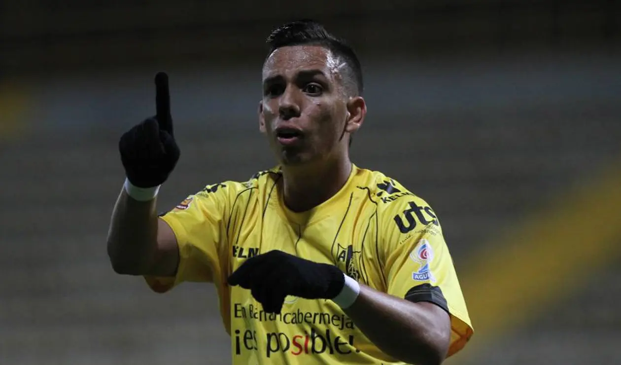 Alex Castro jugando para Alianza Petrolera, sus derechos pertenecen al Deportivo Cali