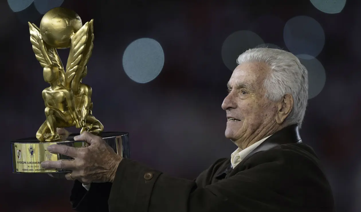 9. Amadeo Carrizo. Es considerado el mejor portero argentino de todos los tiempos. Hay aseguran que revolucionó su puesto saliendo más lejos del área chica y jugando con los pies. Jugó con River Plate 520 partidos.