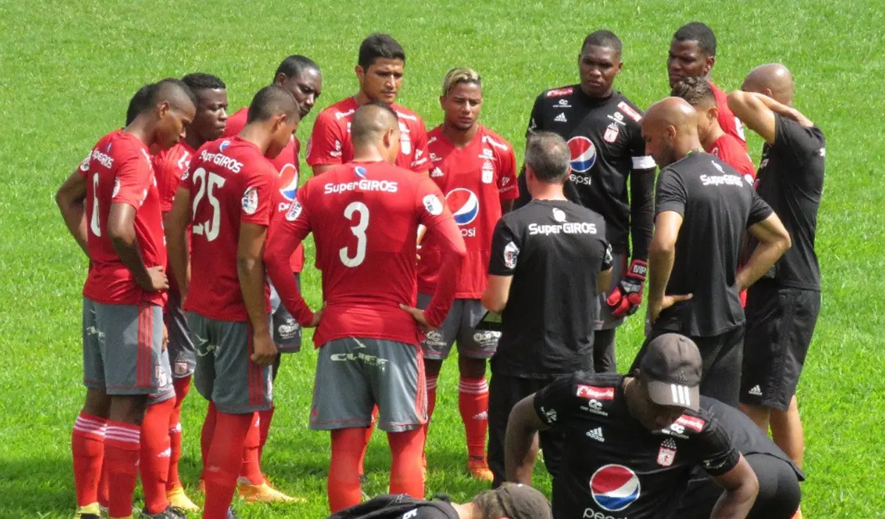 Jugadores del América de Cali entrenando