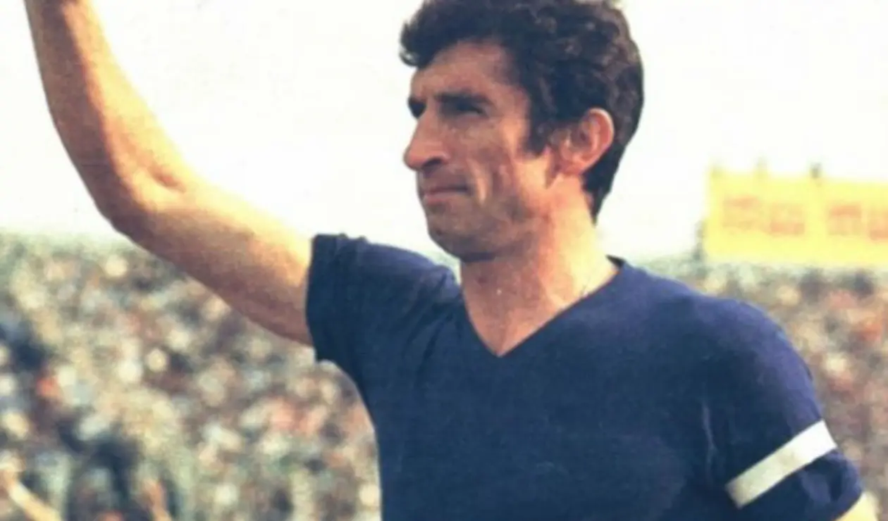 5. Antonio Rattin. El eterno capitán de Boca que demostró ser un líder dentro de la cancha y un referente para sus compañeros y rivales. Disputó 382 partidos entre 1956 y 1970, siendo ésta la única camiseta que lució en su carrera. Ganó cuatro títulos.