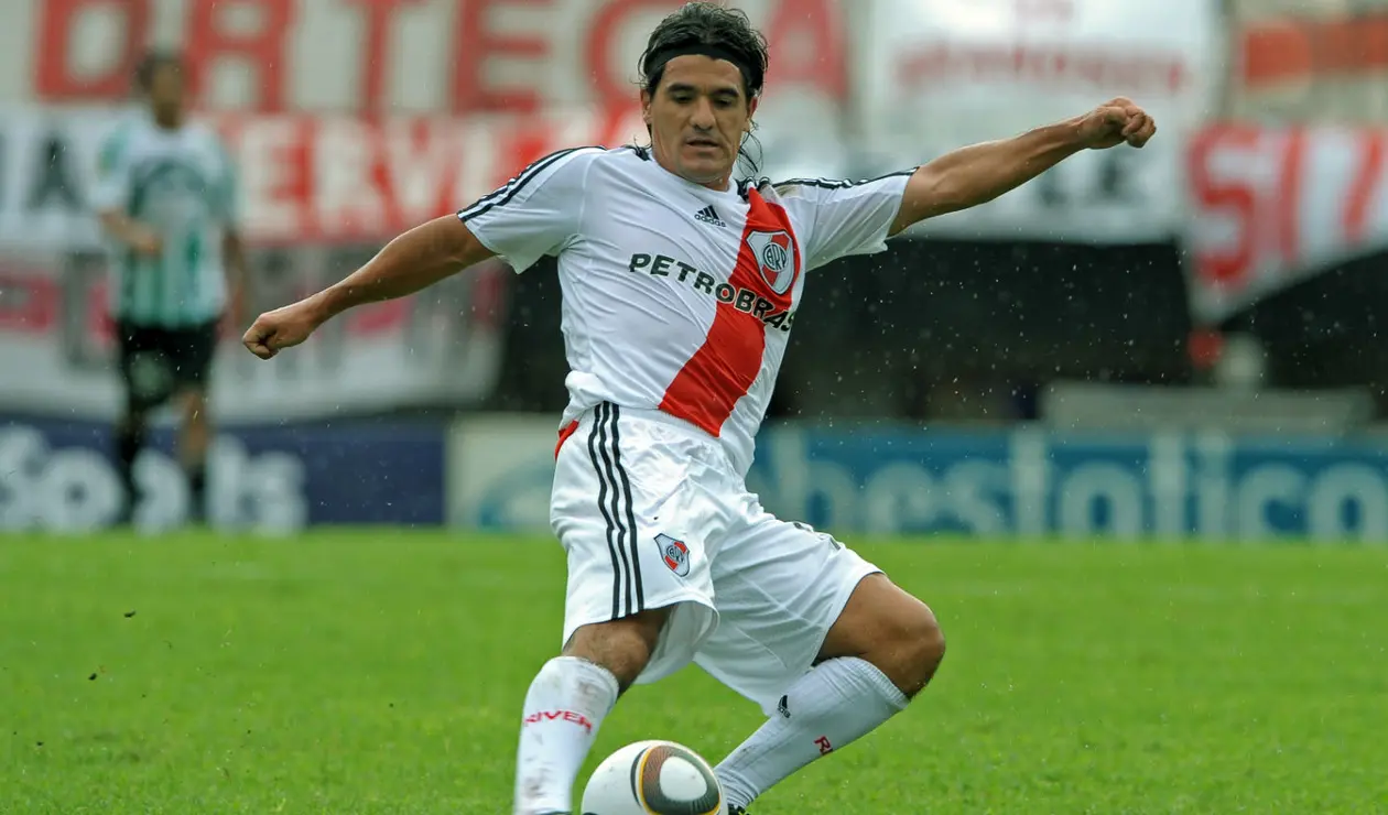 3.  Ariel Ortega. Su historia comenzó en 1991 de la mano de Daniel Passarella. Debutó a los 17 años y en su primer etapa alcanzó cuatro torneos locales y una Copa Libertadores en 1996.     