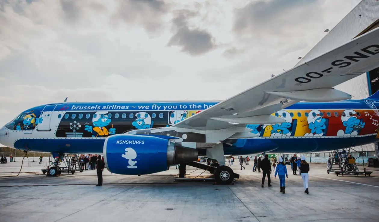Avión de los pitufos, por aerolínea de Bruselas