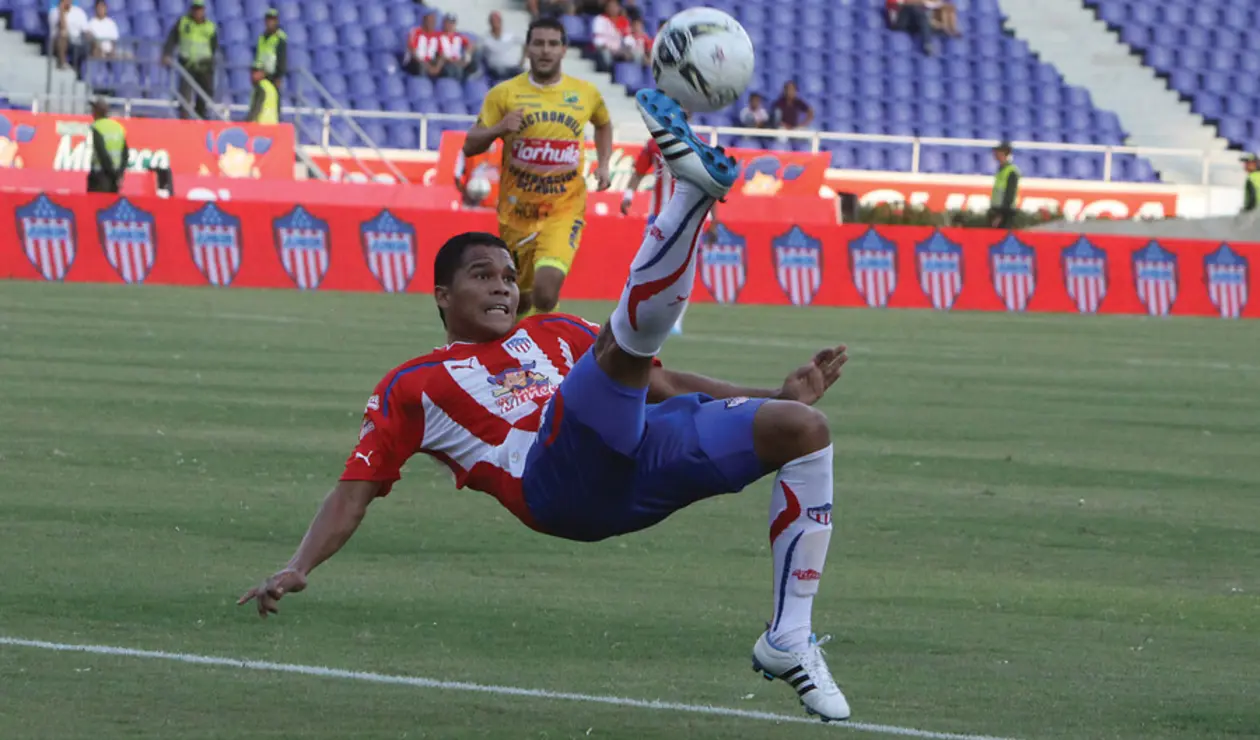 Bacca jugando con Junior