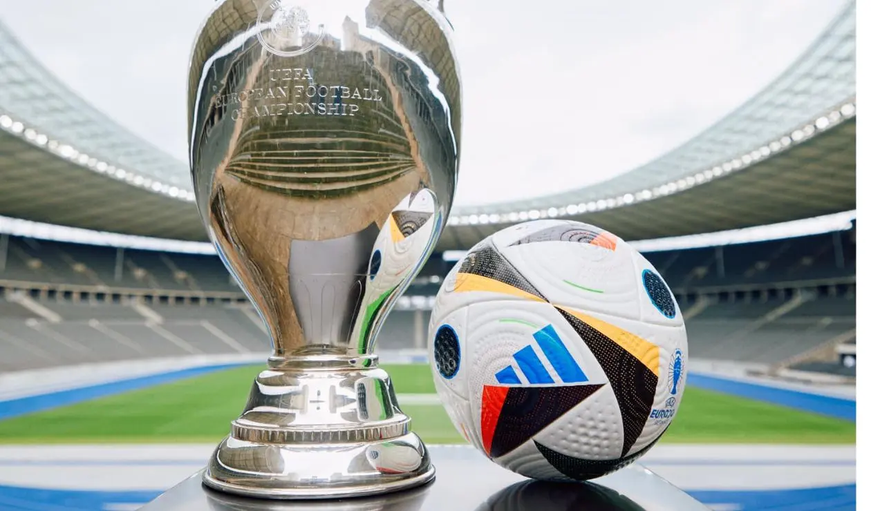 Balón y trofeo Eurocopa 2024