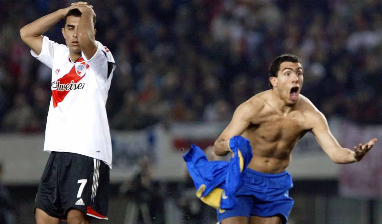 Carlos Tévez hace como 'gallina' tras marcarle gol a River en las semifinales de la Libertadores de 2004