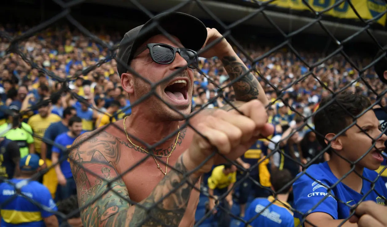 Hinchas de Boca en el Estadio La Bombonera, en Buenos Aires (Argentina)