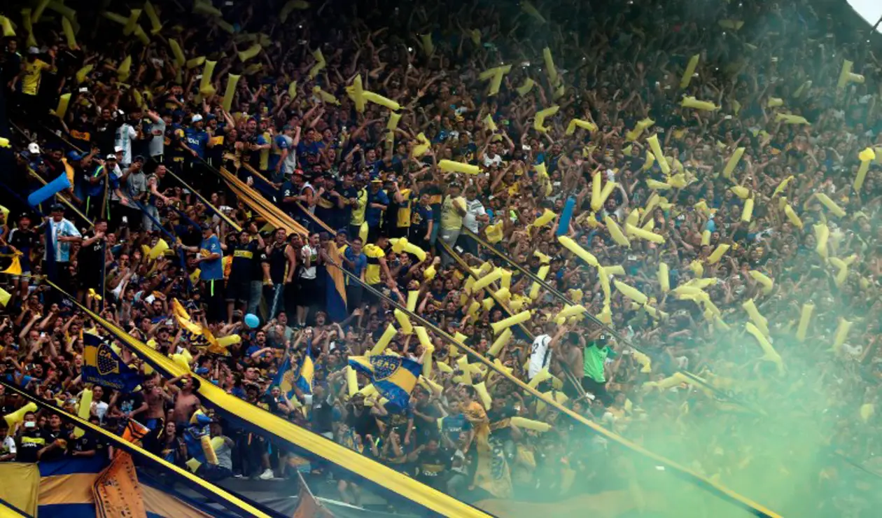 Hinchas de Boca en el Estadio La Bombonera, en Buenos Aires (Argentina)