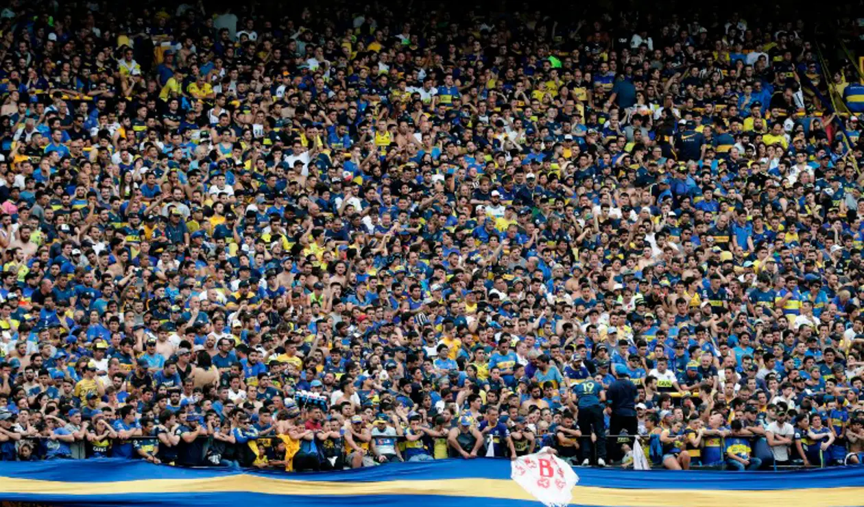 Hinchas de Boca en el Estadio La Bombonera, en Buenos Aires (Argentina)