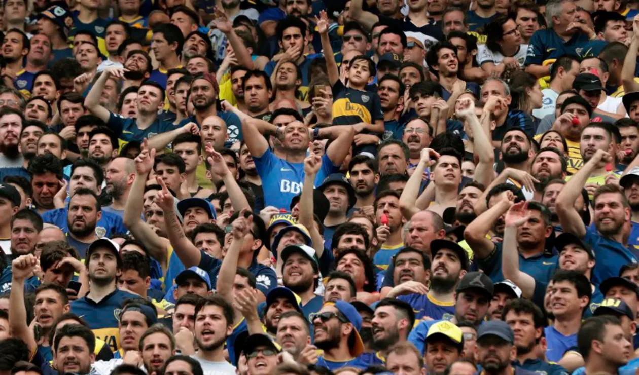 Hinchas de Boca en el Estadio La Bombonera, en Buenos Aires (Argentina)