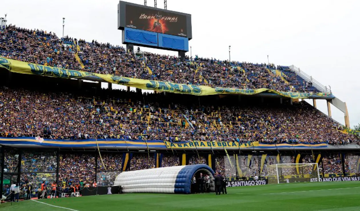 Hinchas de Boca en el Estadio La Bombonera, en Buenos Aires (Argentina)