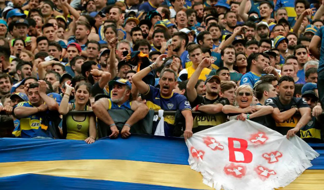 Hinchas de Boca en el Estadio La Bombonera, en Buenos Aires (Argentina)