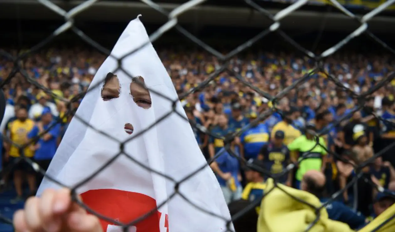Hinchas de Boca en el Estadio La Bombonera, en Buenos Aires (Argentina)