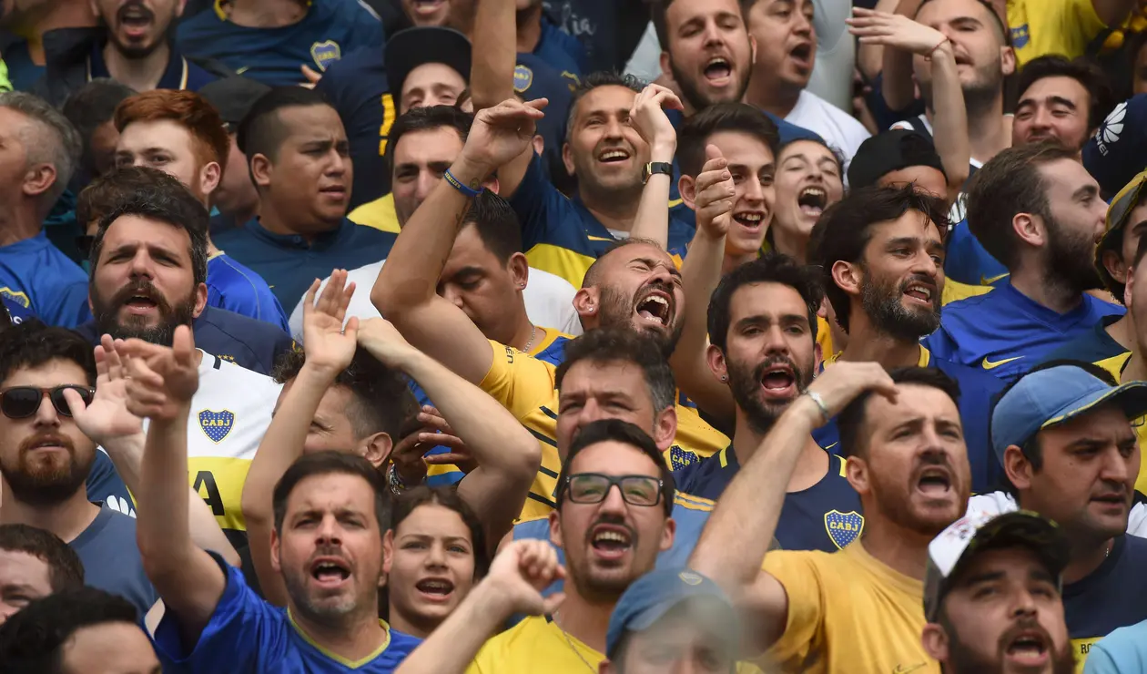Hinchas de Boca en el Estadio La Bombonera, en Buenos Aires (Argentina)