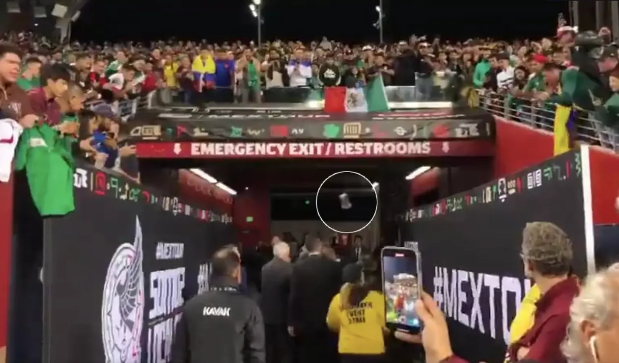 Botellazo al Tata Martíno tras perder con Colombia