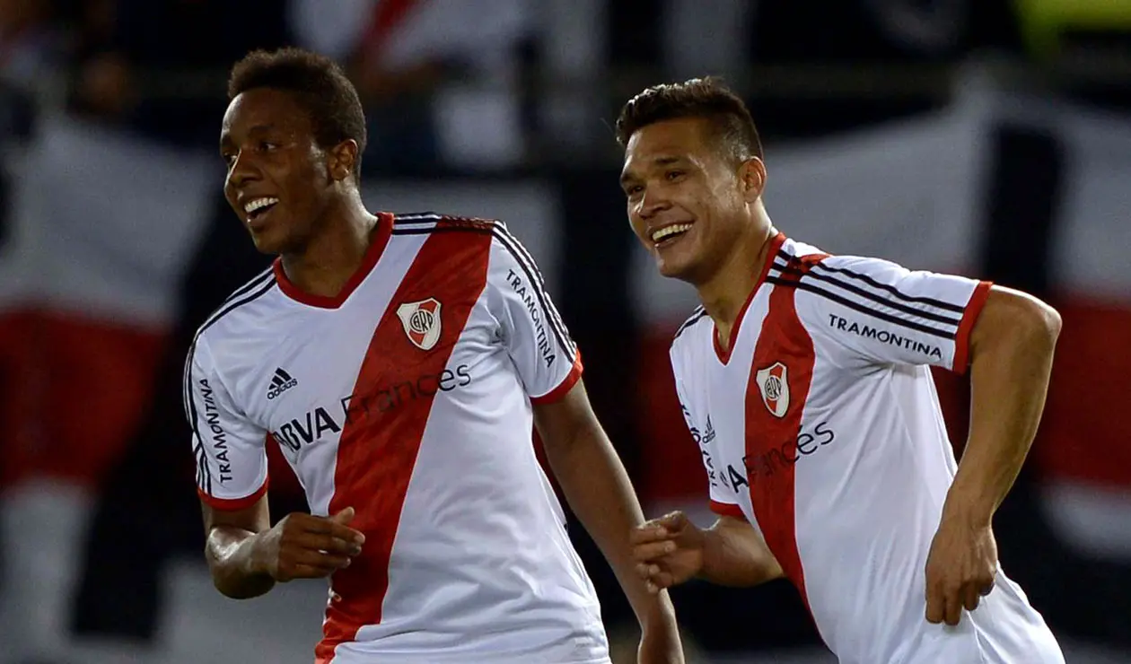 Carlos Carbonero y Teófilo Gutiérrez vistiendo la camiseta de River Plate