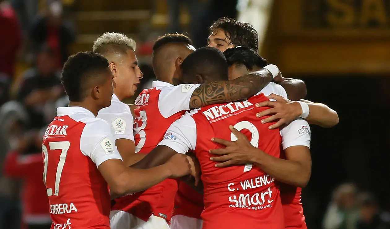 Independiente Santa Fe celebra el cuatro gol ante Alianza Petrolera en El Campín