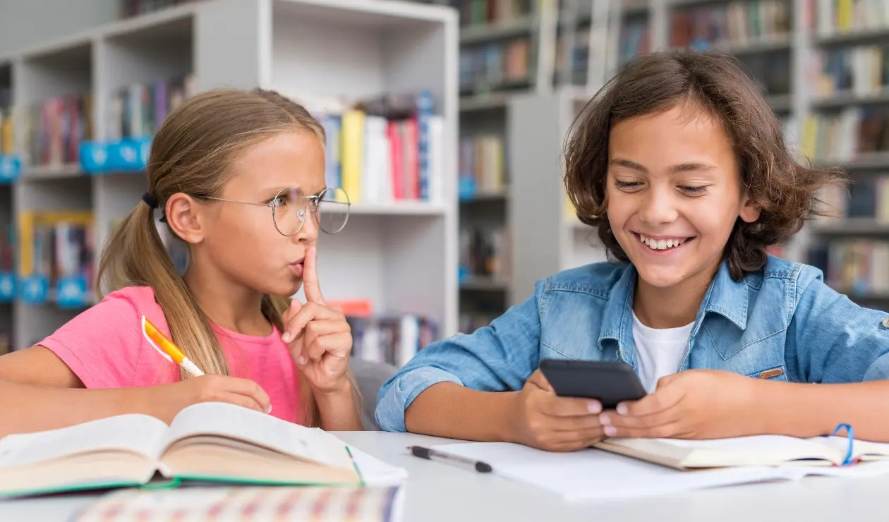 Más colegios en Colombia prohíben celular a los alumnos: vea cuáles