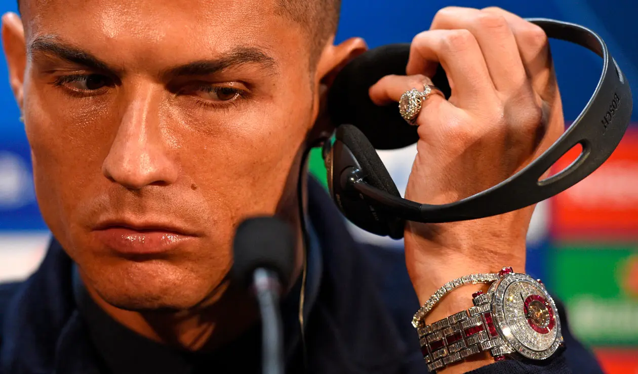Cristiano Ronaldo en la rueda de prensa donde exhibió su costoso reloj
