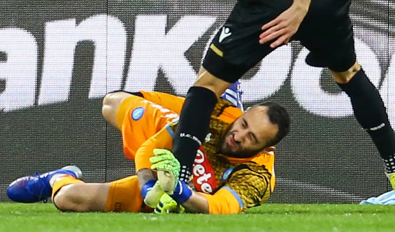 Momento en que David Ospina choca con Ignacio Pussetto, en el Nápoli vs Udinese, en la ciudad de Nápoles, en Italia