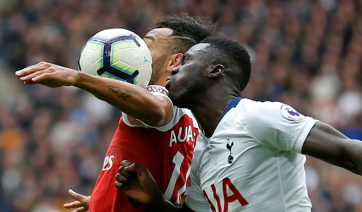 Dávinson Sánchez presiona a Pierre Emerick Aubameyang en el partido Totenham Vs. Arsenal en la Premier League