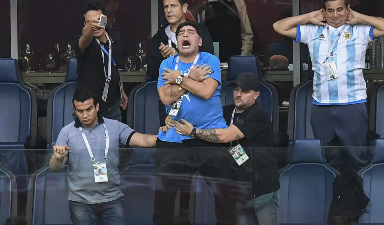 3. Diego Armando Maradona. Es un símbolo no solo del fútbol argentino sino de Boca Juniors. En 1981, al llegar al equipo de sus amores, ganó su único título al obtener el Metropolitano. Al retornar a Argentina en 1995 volvió al club donde concluyó su carrera dos años más tarde.