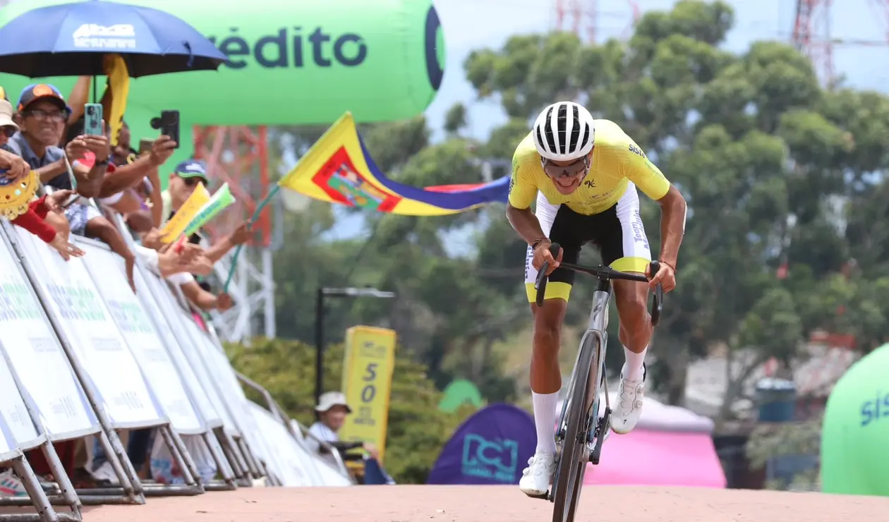 Diego Camargo del Team Medellín, ganador del clásico RCN 2025