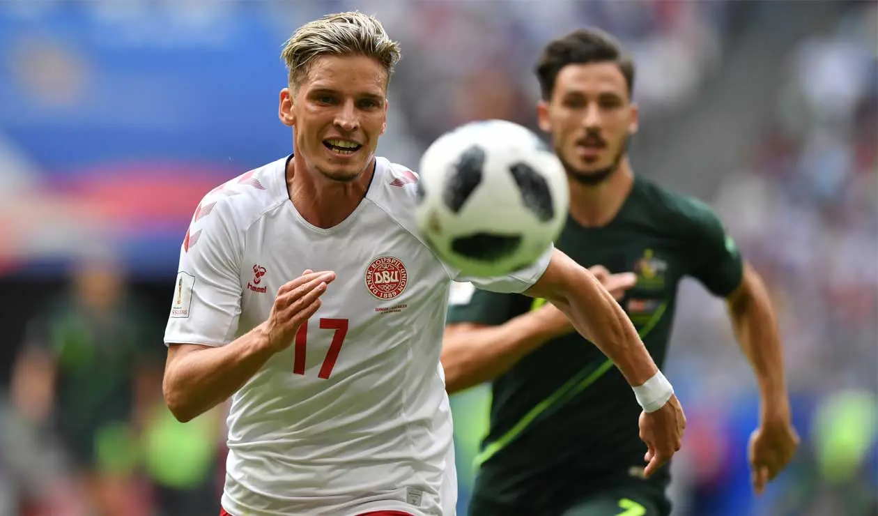 Jens Stryger Larsen de Dinamarca supera a un jugador de Australia