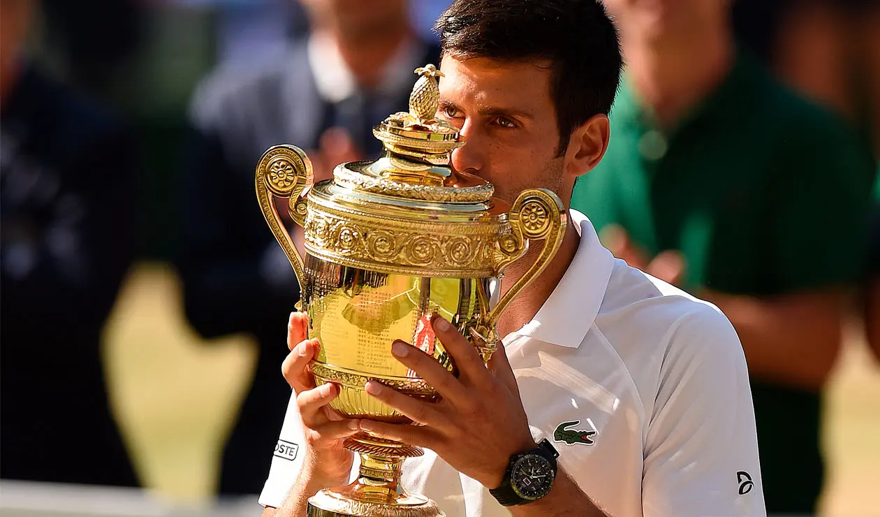 Novak Djokovic celebrando su cuarto título en Wimbledon