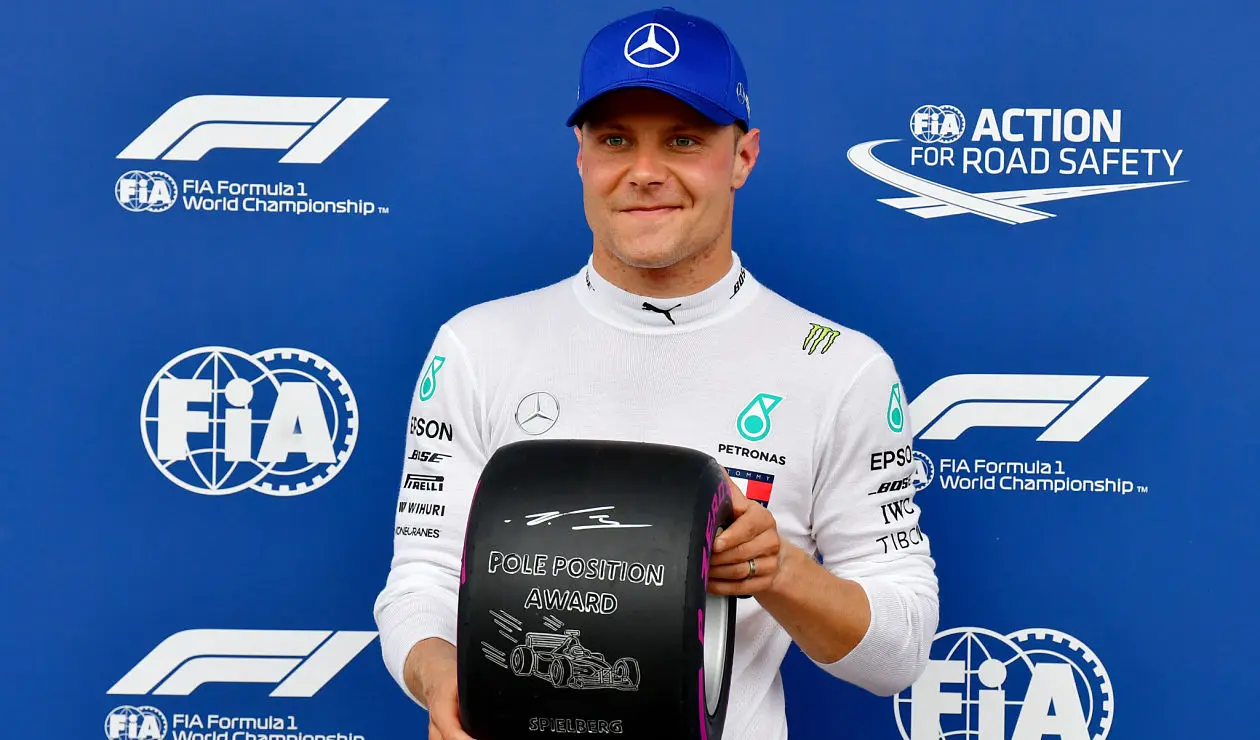 Valtteri Bottas posa con la "pole position award"