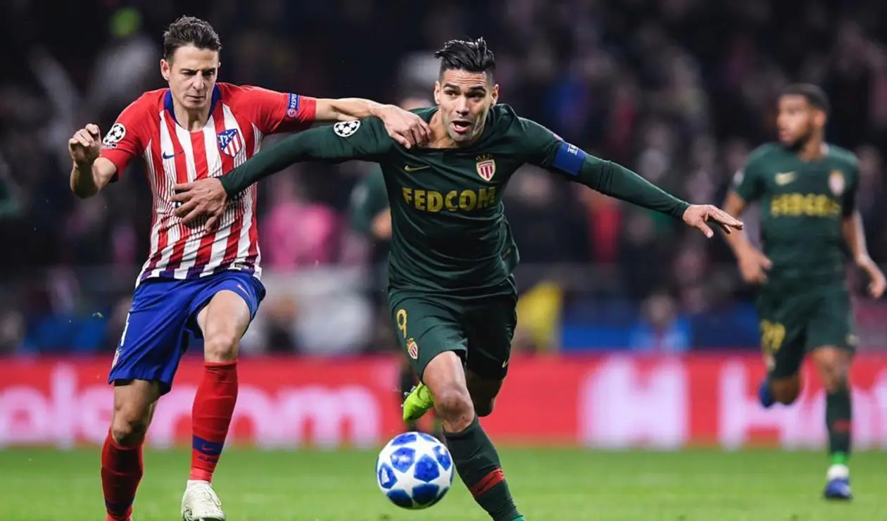 Falcao disputa un balón con Santiago Arias (Atlético Madrid vs Mónaco)