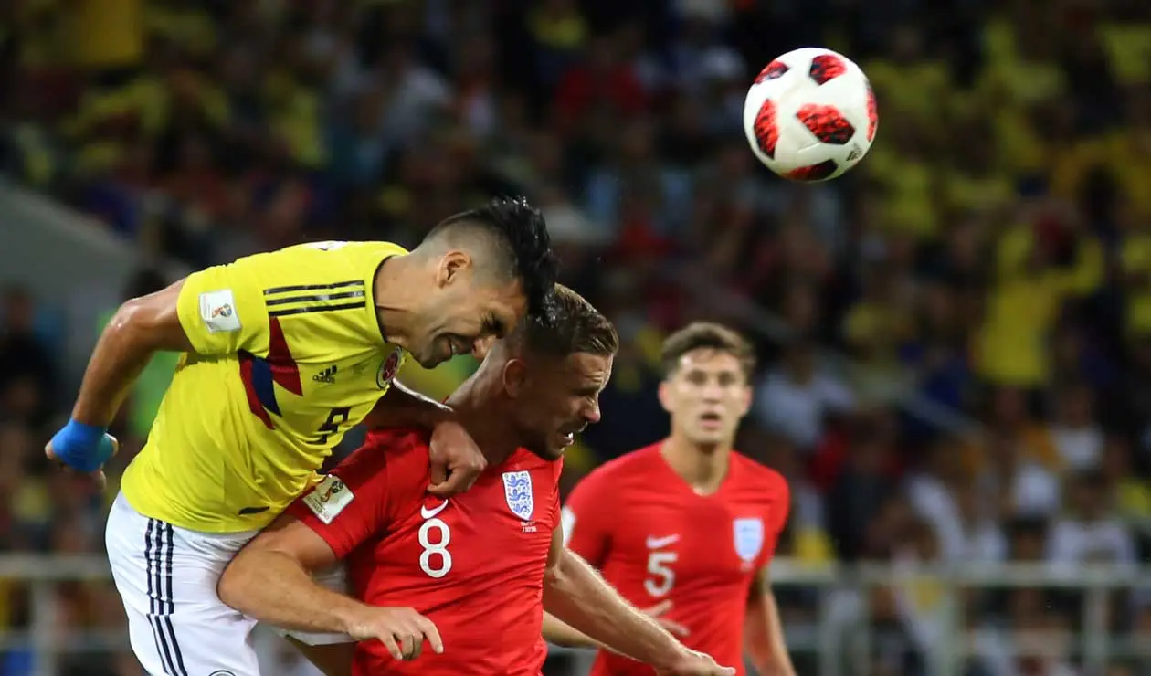 Falcao disputa un balón aéreo con Jordan Henderson