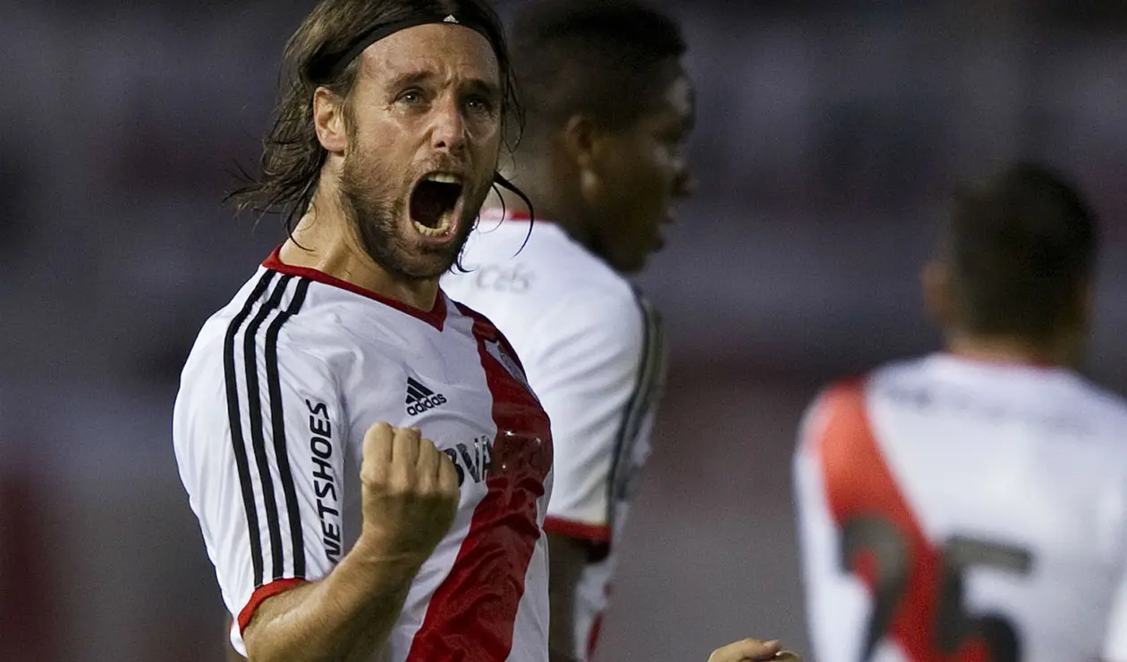 6. Fernando Cavenaghi. Debutó en 2001 y en su primera etapa en el club ganó tres títulos. Junto al Chori Domínguez y a Trezeguet ayudó a River a volver a primera división. Regresó en 2014 para nuevamente ser campeón. También alcanzó la Copa Libertadores.