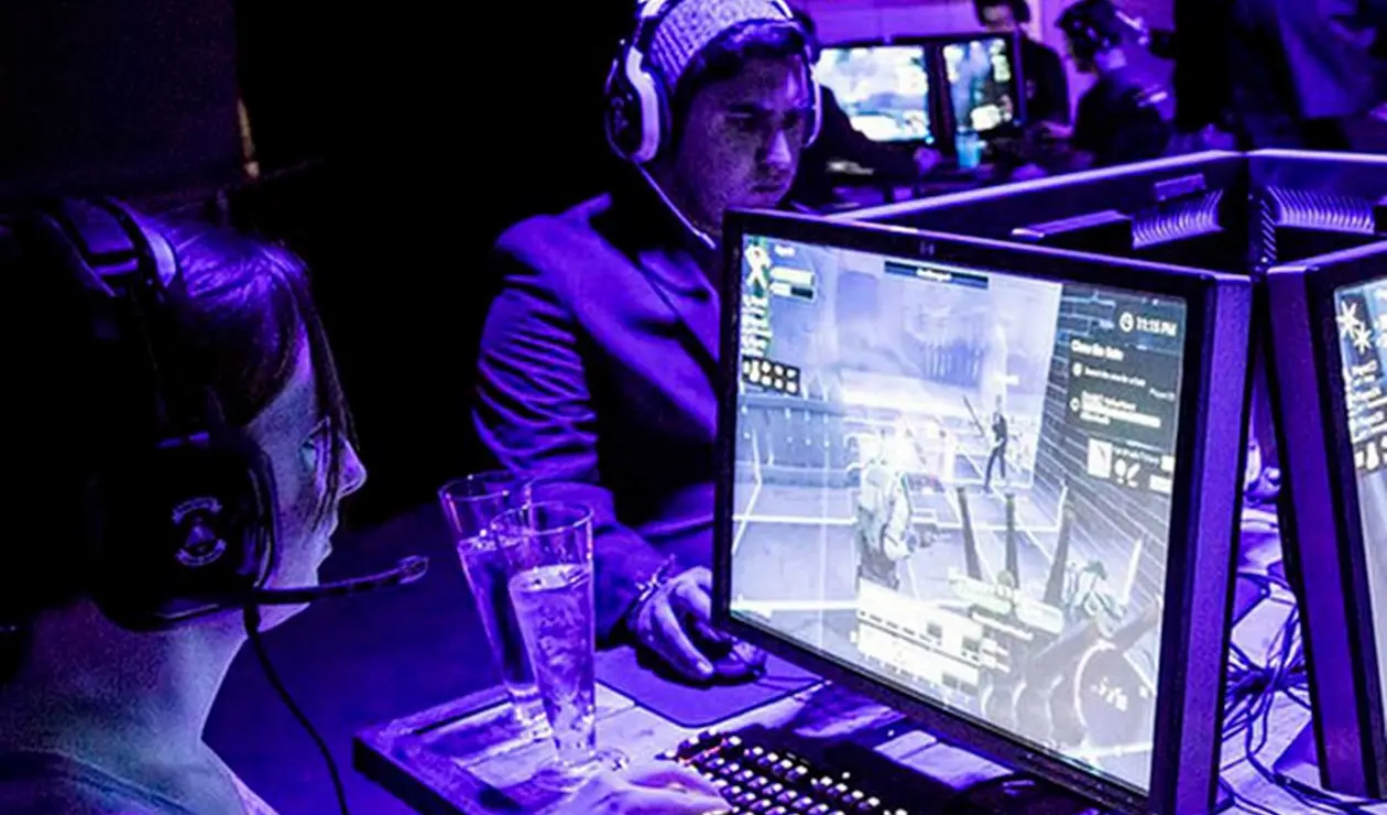 Gamers jugando jugando una partida de Fornite 