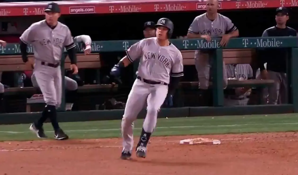 Giovanny Urshela luego de conectar el hit que le dio la victoria a los Yankees antes los Angelinos