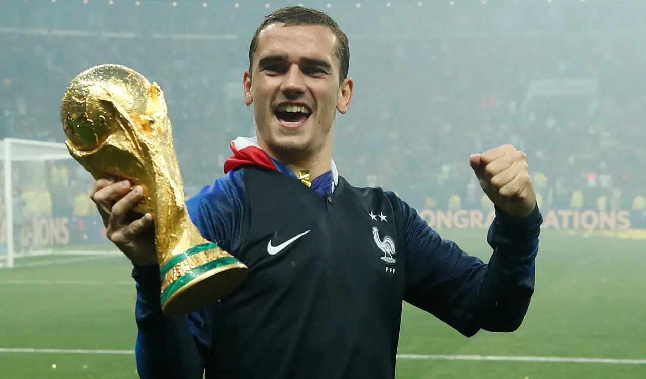 Antoine Griezmann ostentando la Copa Mundo Rusia 2018. 