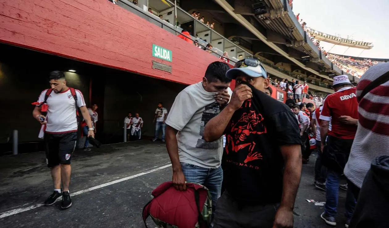 Hinchas de River cubriéndose el rostro previo a la final River - Boca