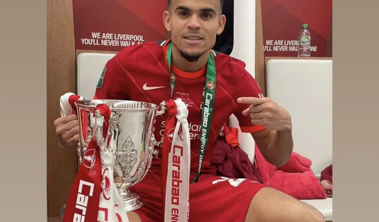 Captura de Luis Díaz celebrando el título de la Carabao Cup