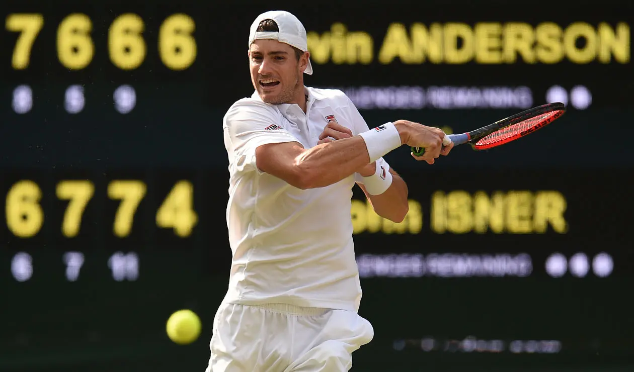 John Isner posa con el trofeo después de derrotar a Ryan Harrison
