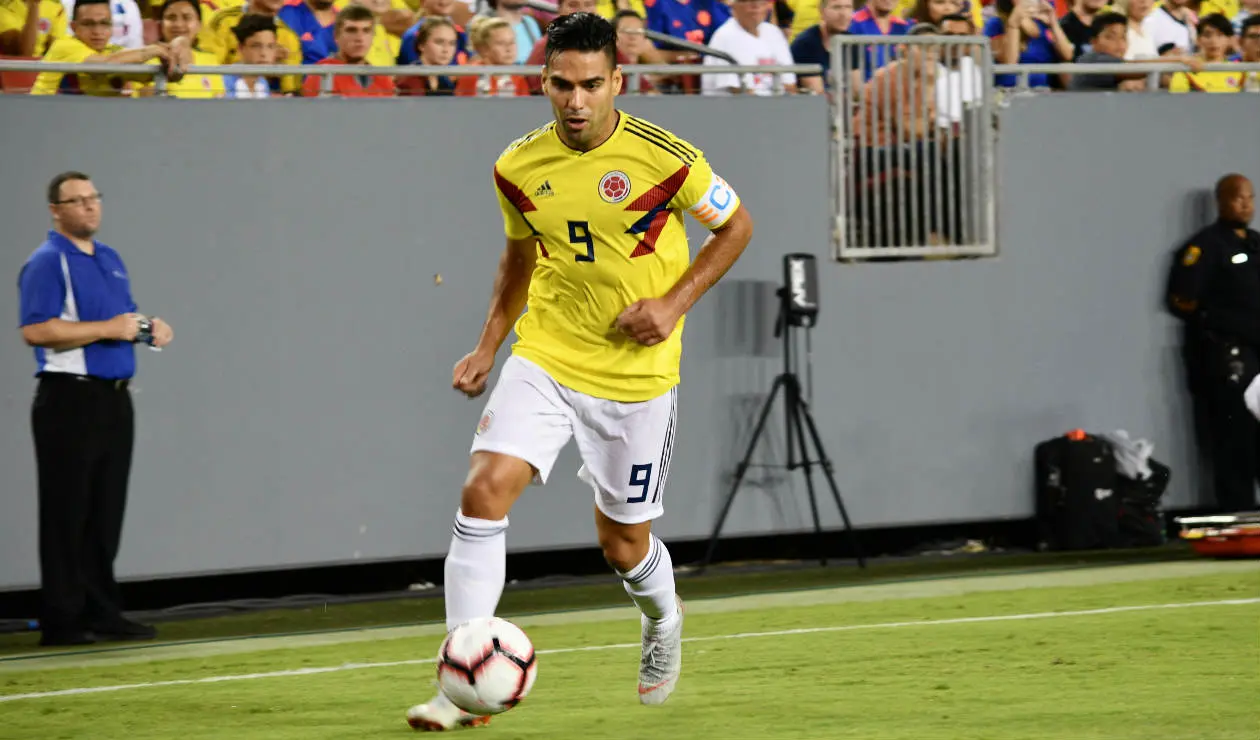 Falcao García controla el balón antes de anotar su gol ante Estados Unidos