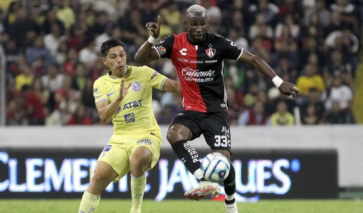 Julián Quiñones y el escudo de la selección de México