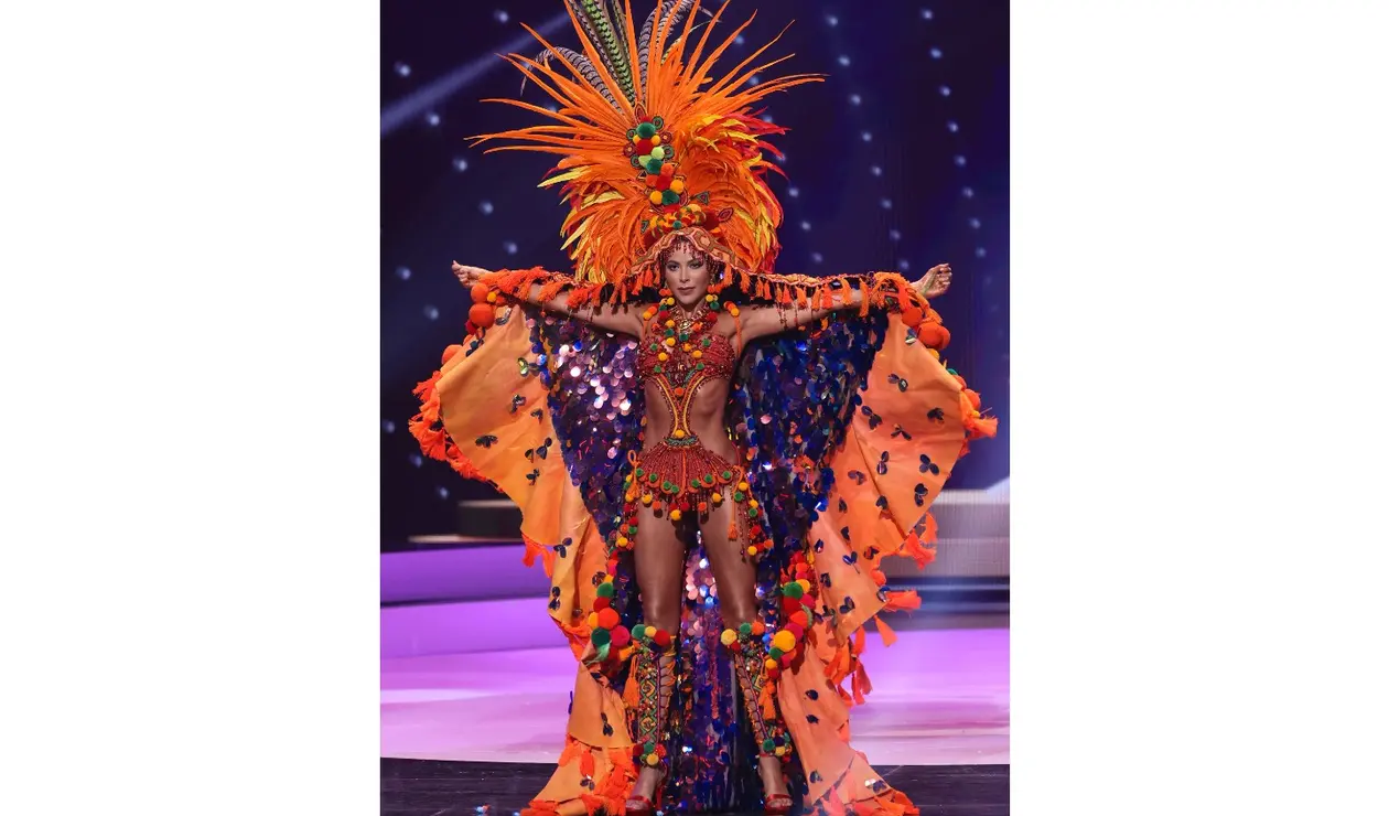 Desfile en traje típico de Laura Olascuaga en Miss Universo