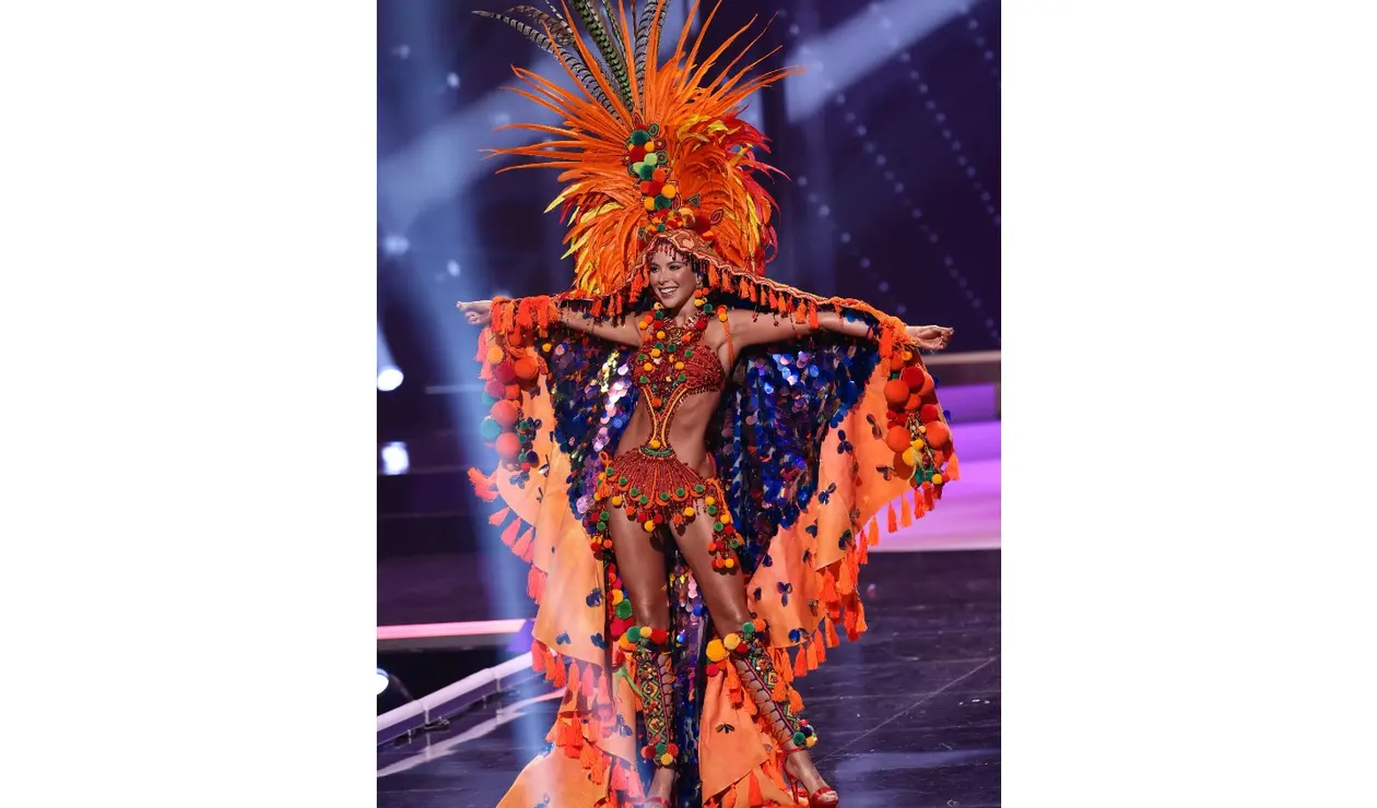 Desfile en traje típico de Laura Olascuaga en Miss Universo