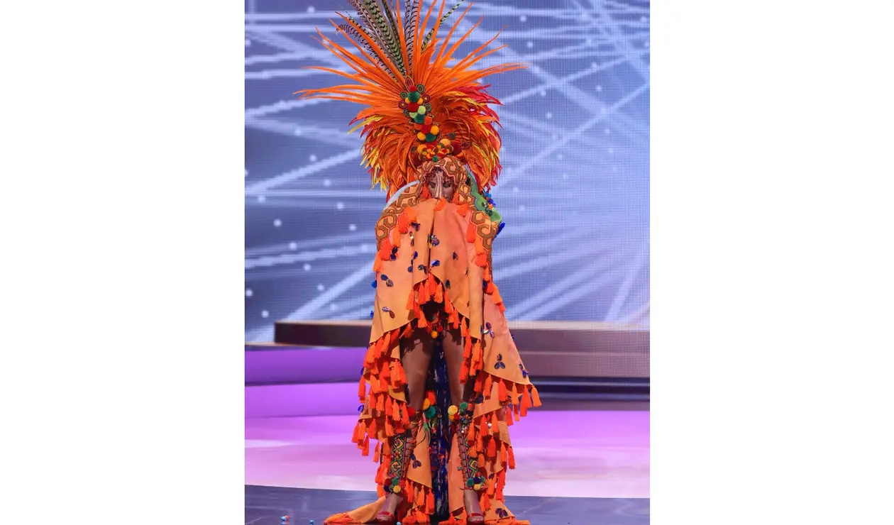 Desfile en traje típico de Laura Olascuaga en Miss Universo