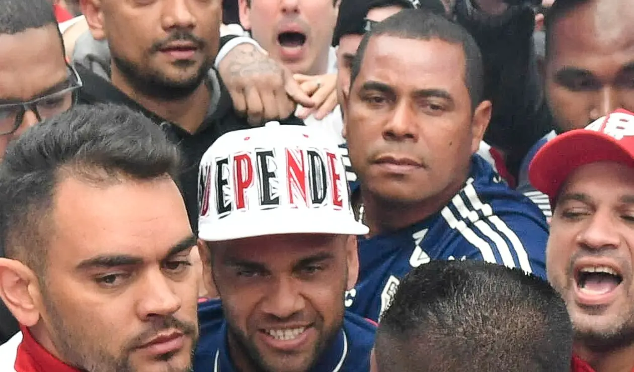 Llegada Dani Alves- Sao Paulo